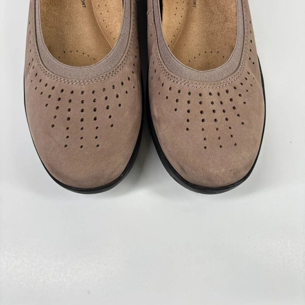 Clarks Suttyn Kaylie Women's 9.5M Light Taupe Casual Comfort Slip-On Wedge Shoes